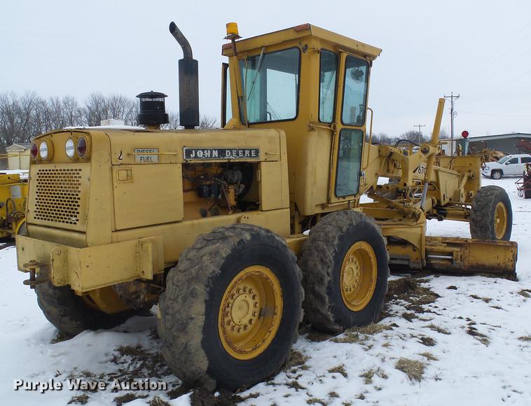 image for item DF7120 1980 John Deere 670A motor grader