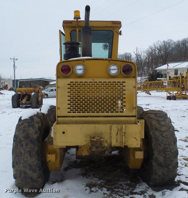 image for item DF7120 1980 John Deere 670A motor grader