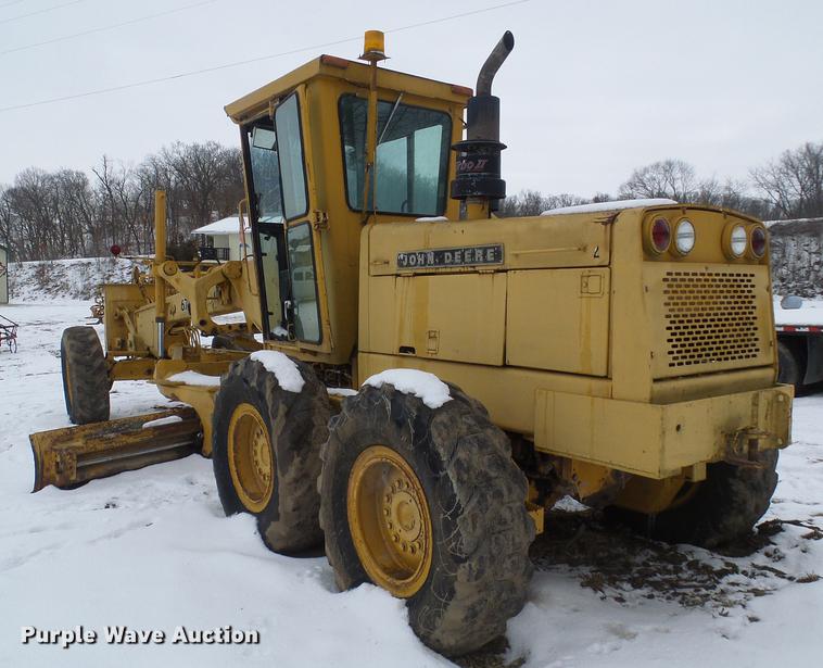 image for item DF7120 1980 John Deere 670A motor grader