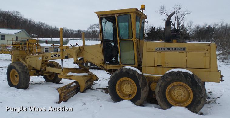 image for item DF7120 1980 John Deere 670A motor grader