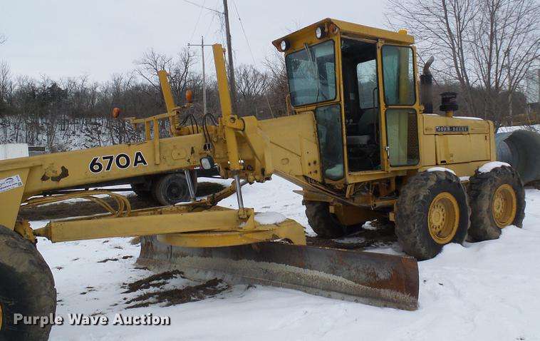 image for item DF7120 1980 John Deere 670A motor grader