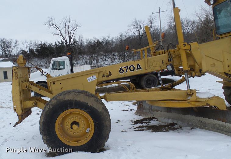 image for item DF7120 1980 John Deere 670A motor grader