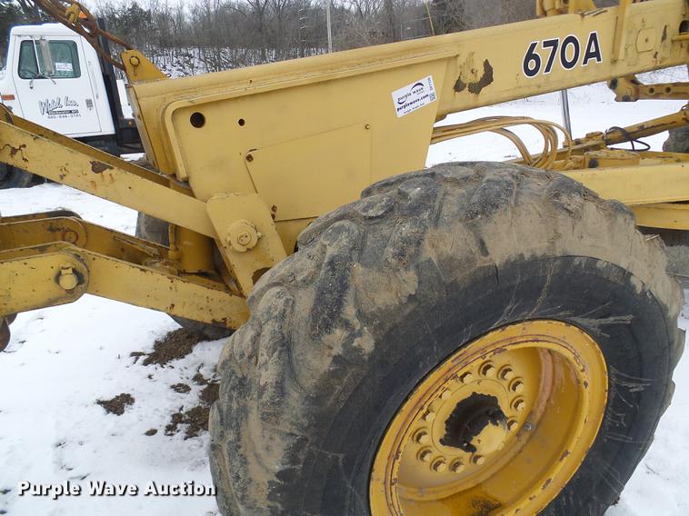 image for item DF7120 1980 John Deere 670A motor grader