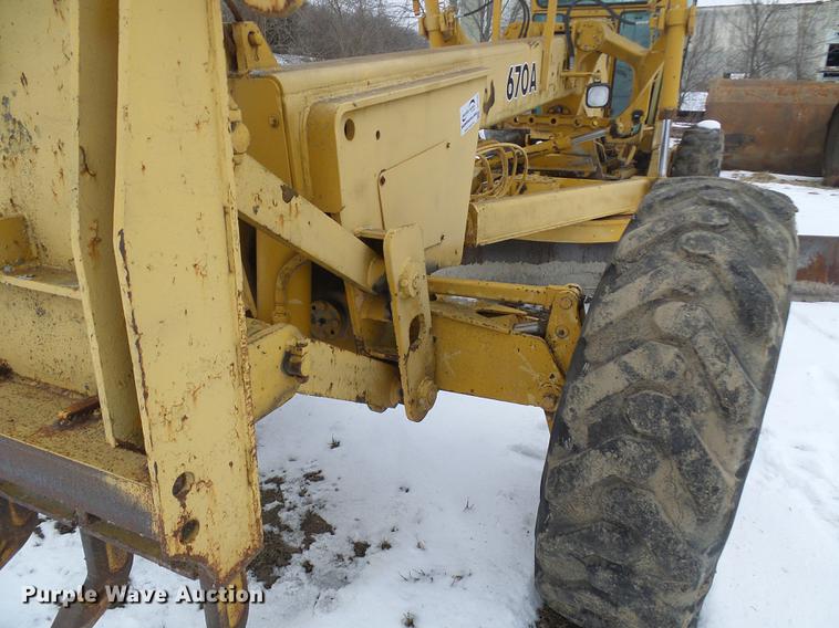 image for item DF7120 1980 John Deere 670A motor grader
