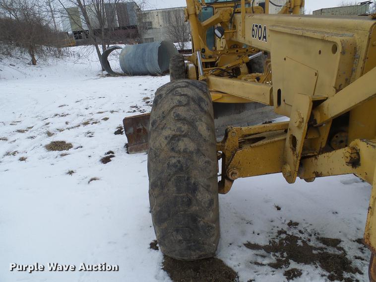image for item DF7120 1980 John Deere 670A motor grader