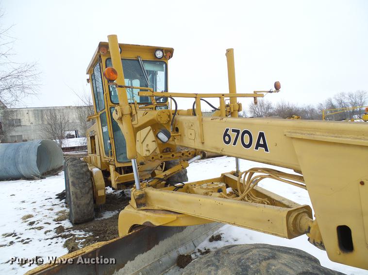 image for item DF7120 1980 John Deere 670A motor grader