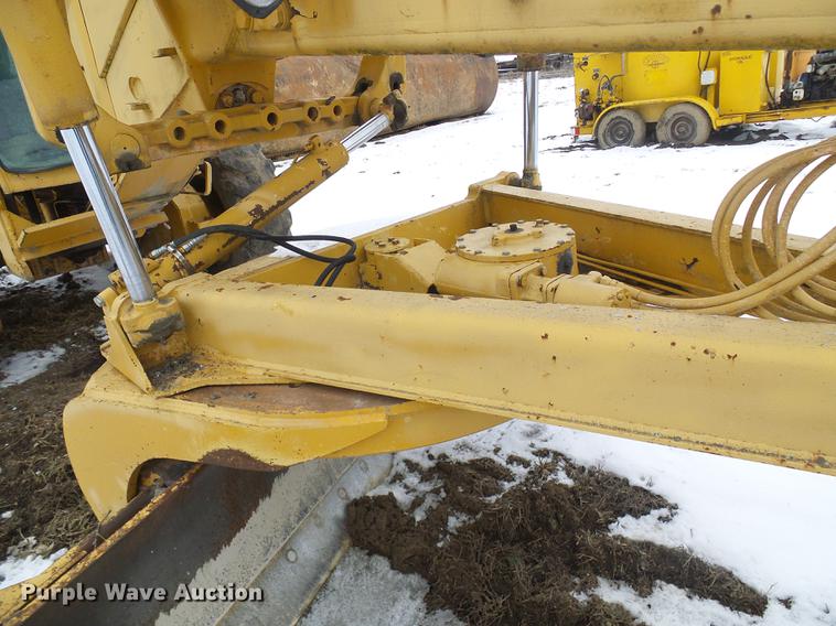 image for item DF7120 1980 John Deere 670A motor grader