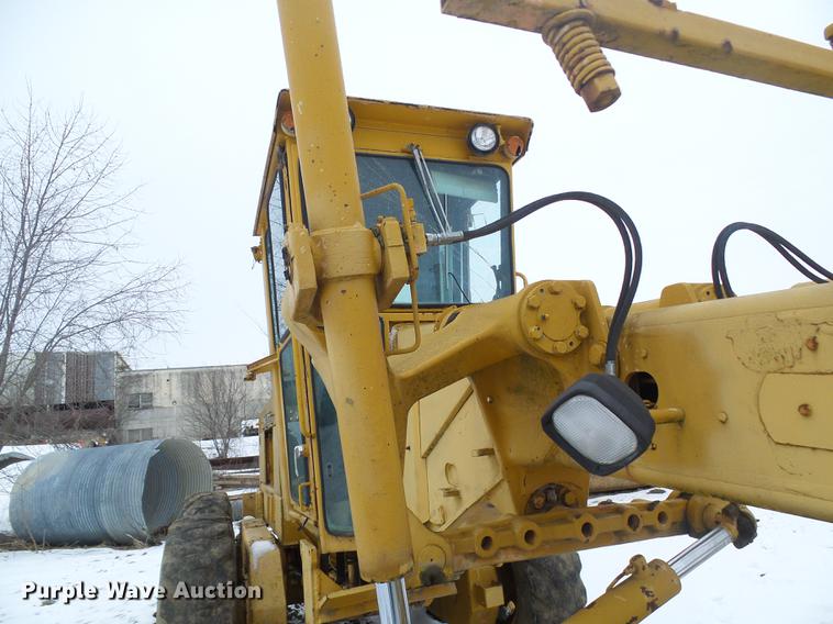 image for item DF7120 1980 John Deere 670A motor grader