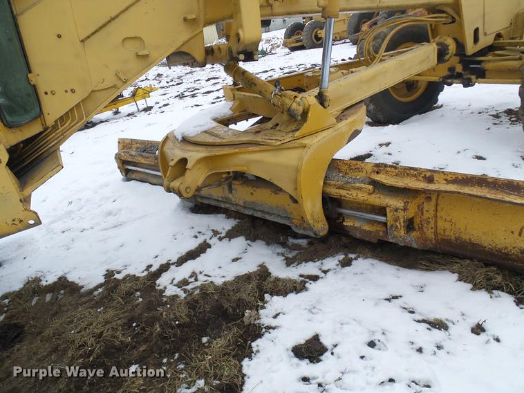 image for item DF7120 1980 John Deere 670A motor grader