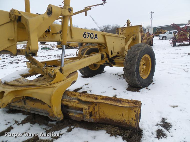 image for item DF7120 1980 John Deere 670A motor grader