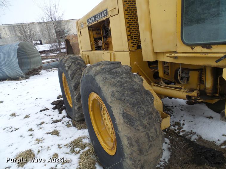 image for item DF7120 1980 John Deere 670A motor grader