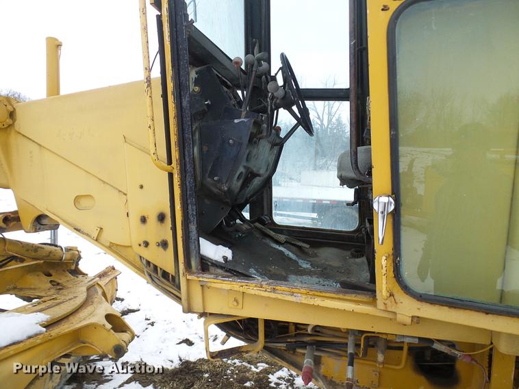 image for item DF7120 1980 John Deere 670A motor grader