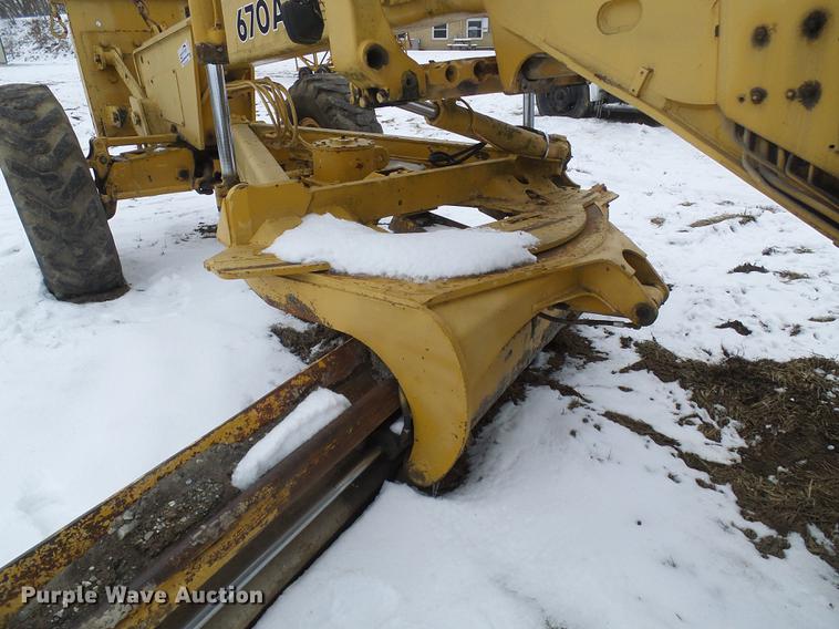 image for item DF7120 1980 John Deere 670A motor grader