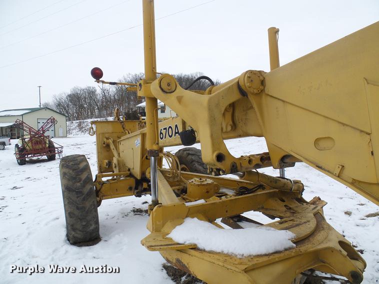 image for item DF7120 1980 John Deere 670A motor grader