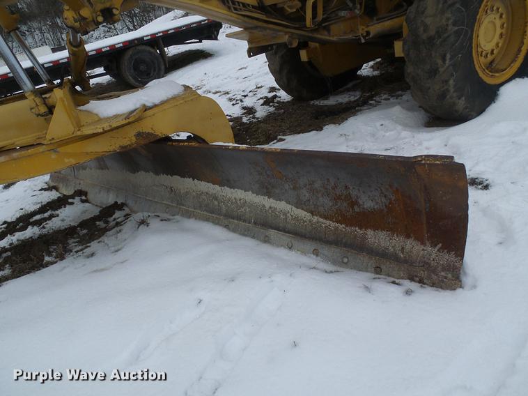 image for item DF7120 1980 John Deere 670A motor grader