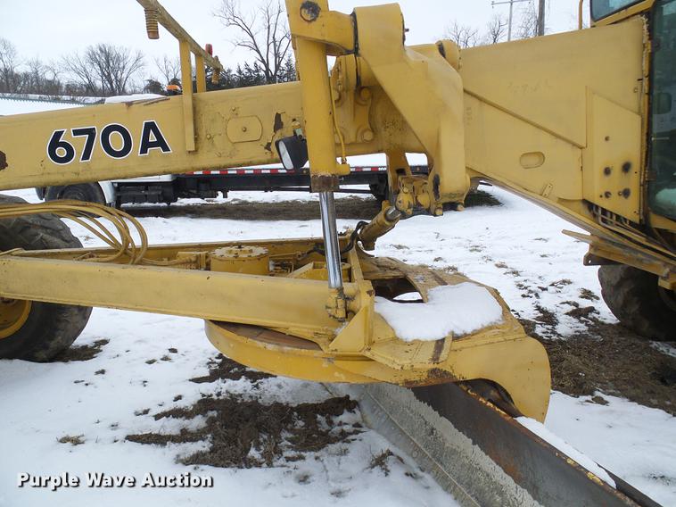 image for item DF7120 1980 John Deere 670A motor grader
