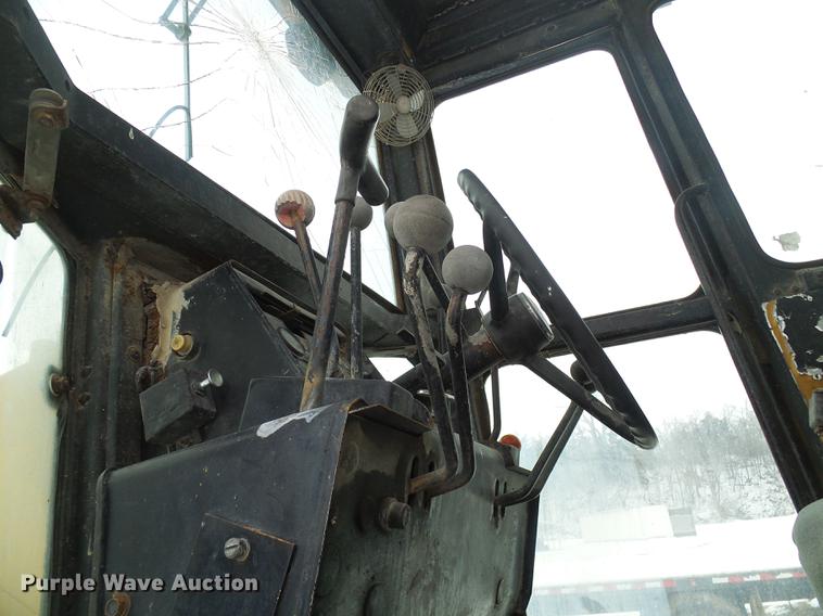 image for item DF7120 1980 John Deere 670A motor grader