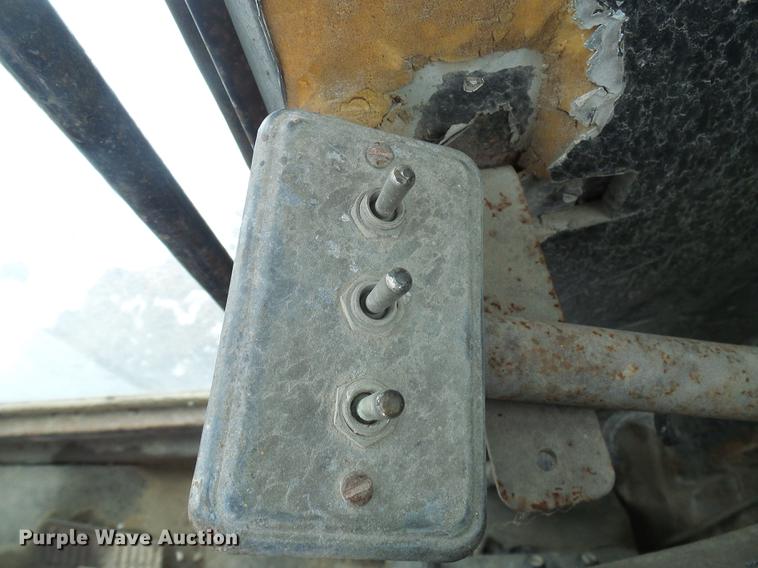 image for item DF7120 1980 John Deere 670A motor grader