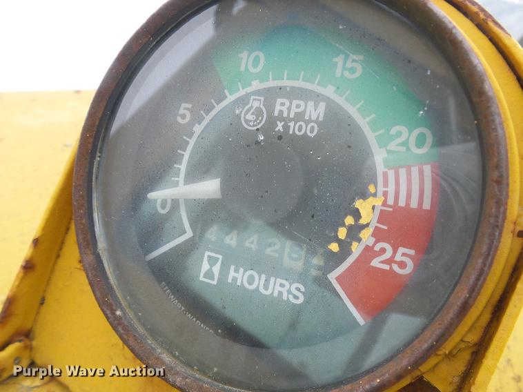 image for item DF7120 1980 John Deere 670A motor grader