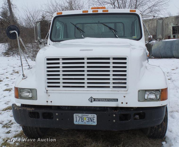 image for item DF7121 1998 International 4700 flatbed truck