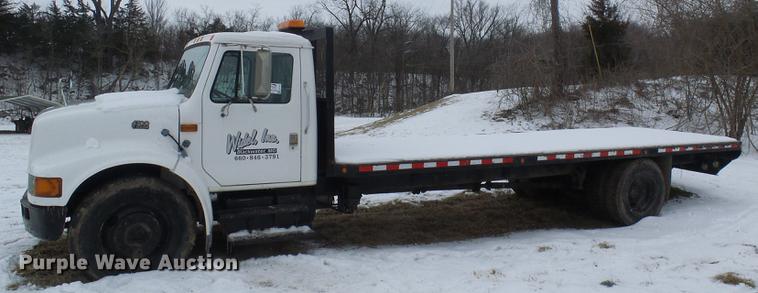image for item DF7121 1998 International 4700 flatbed truck