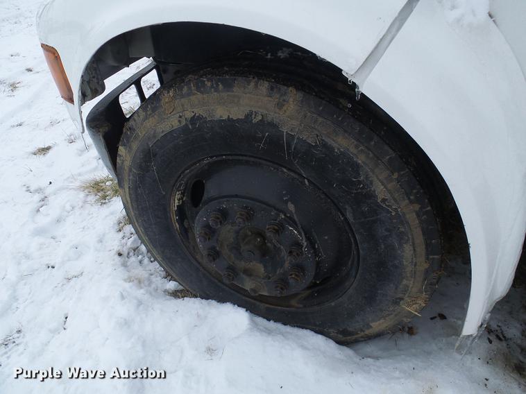 image for item DF7121 1998 International 4700 flatbed truck