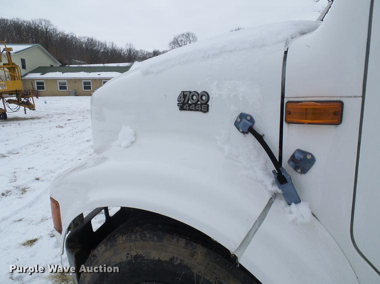 image for item DF7121 1998 International 4700 flatbed truck