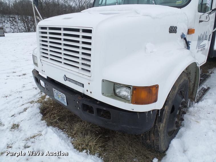 image for item DF7121 1998 International 4700 flatbed truck
