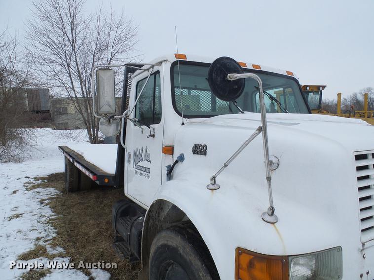 image for item DF7121 1998 International 4700 flatbed truck