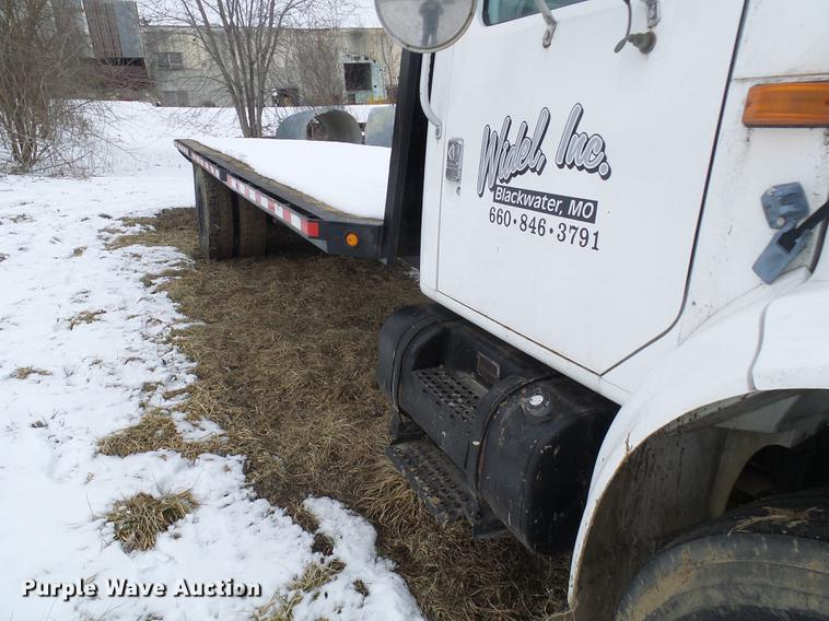 image for item DF7121 1998 International 4700 flatbed truck