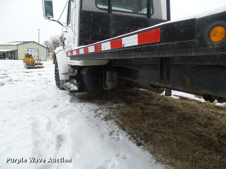 image for item DF7121 1998 International 4700 flatbed truck