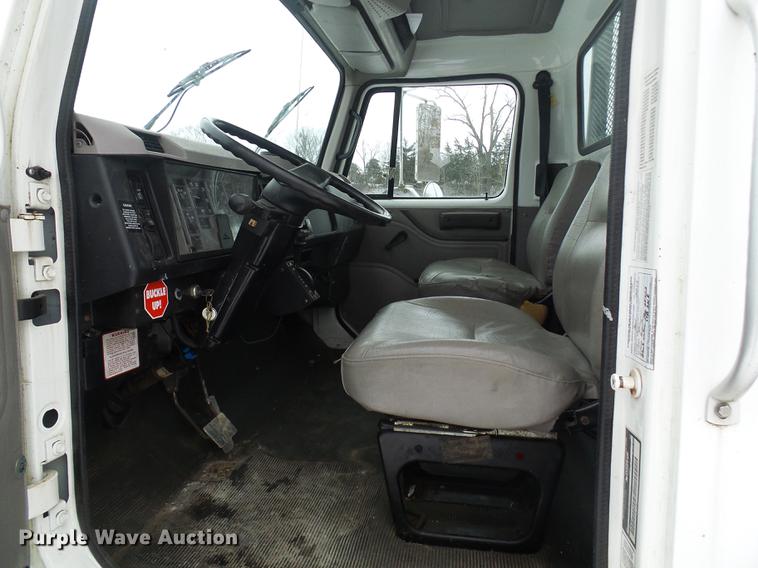 image for item DF7121 1998 International 4700 flatbed truck