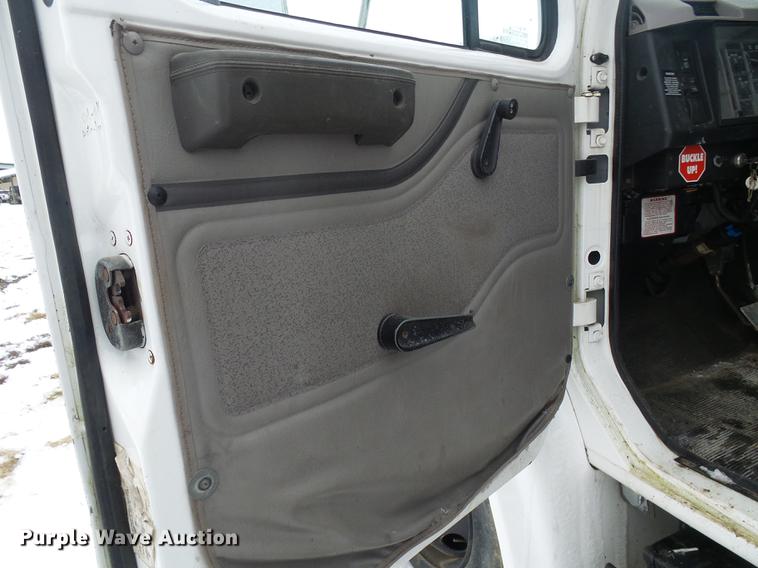 image for item DF7121 1998 International 4700 flatbed truck