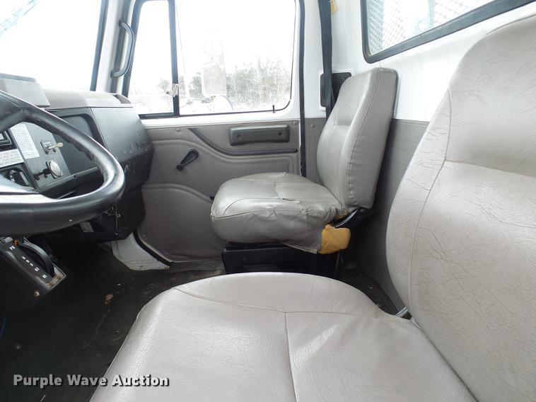 image for item DF7121 1998 International 4700 flatbed truck