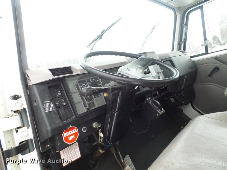 image for item DF7121 1998 International 4700 flatbed truck