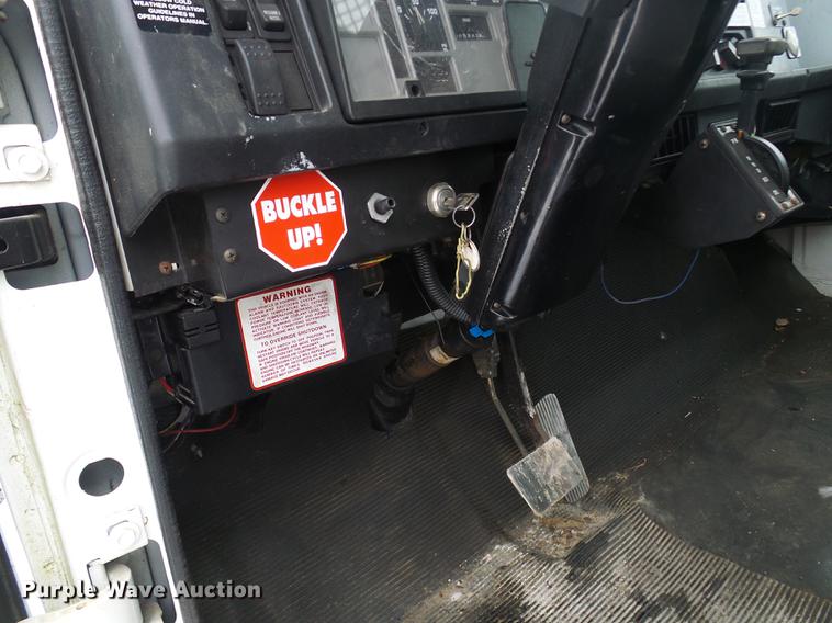 image for item DF7121 1998 International 4700 flatbed truck