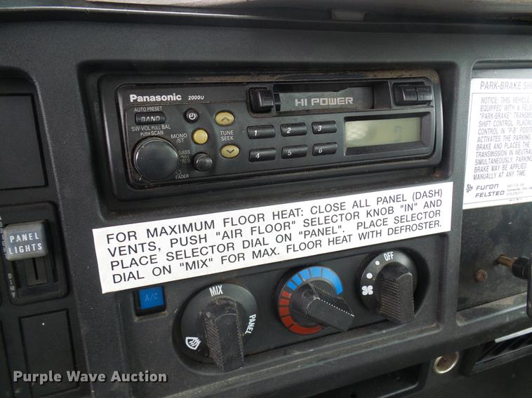 image for item DF7121 1998 International 4700 flatbed truck