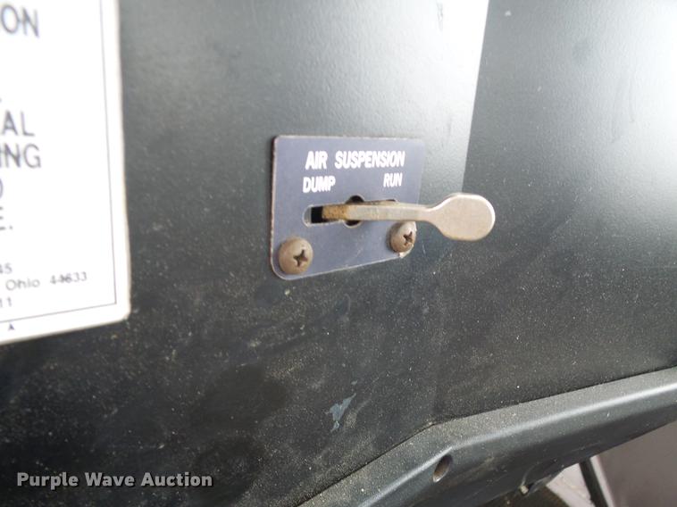 image for item DF7121 1998 International 4700 flatbed truck