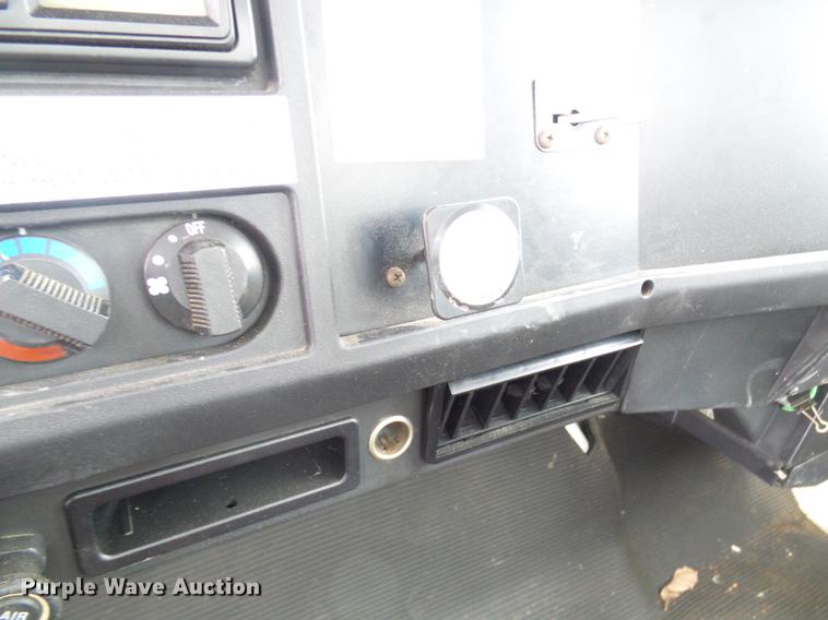 image for item DF7121 1998 International 4700 flatbed truck