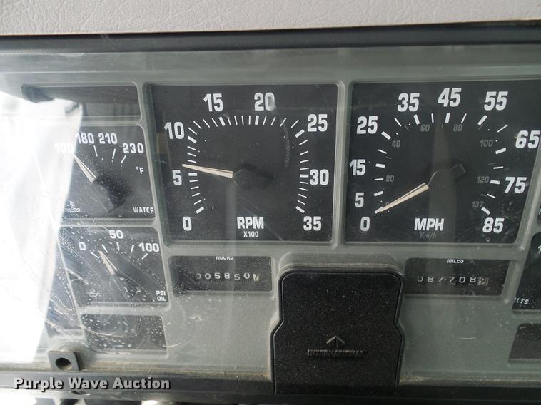 image for item DF7121 1998 International 4700 flatbed truck