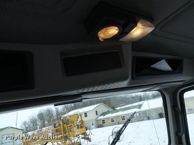 image for item DF7121 1998 International 4700 flatbed truck