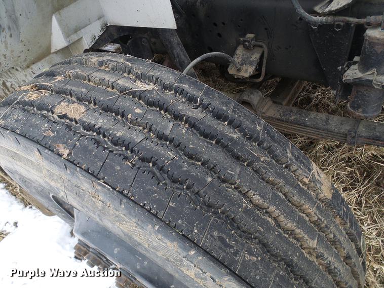 image for item DF7121 1998 International 4700 flatbed truck