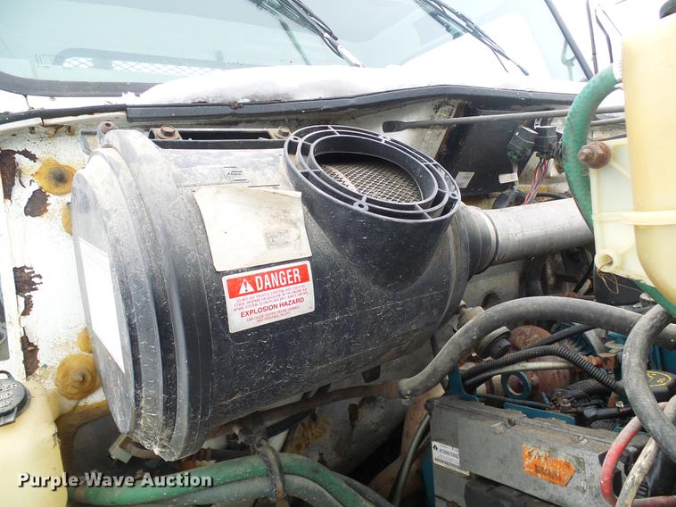 image for item DF7121 1998 International 4700 flatbed truck