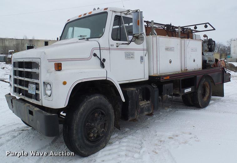 image for item DF7123 1986 International 2375 service truck