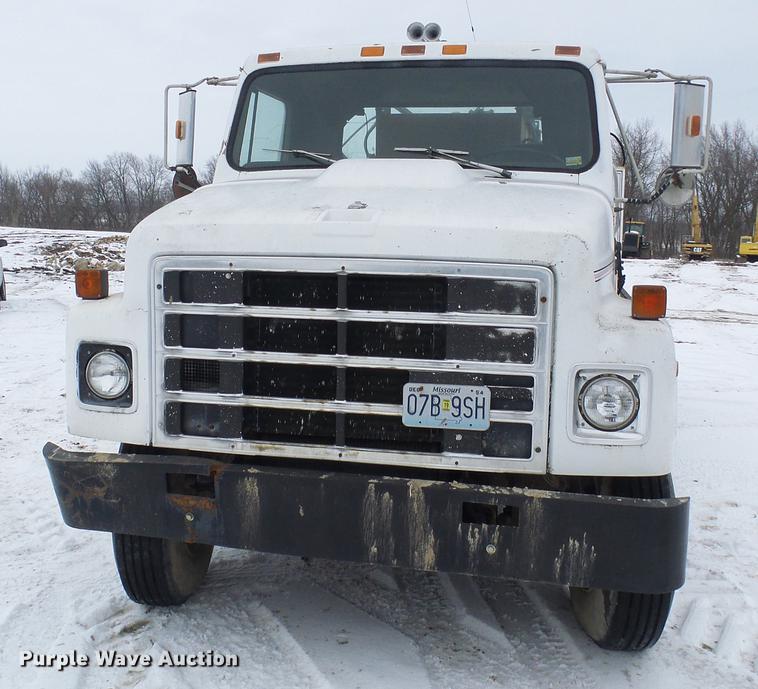 image for item DF7123 1986 International 2375 service truck