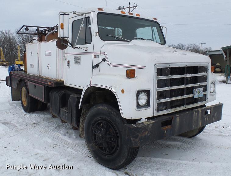 image for item DF7123 1986 International 2375 service truck