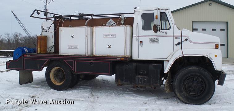 image for item DF7123 1986 International 2375 service truck