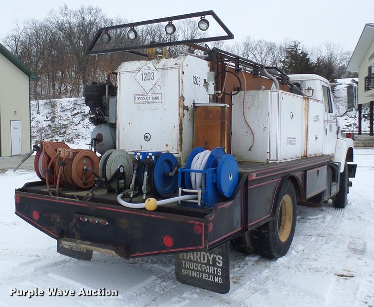 image for item DF7123 1986 International 2375 service truck