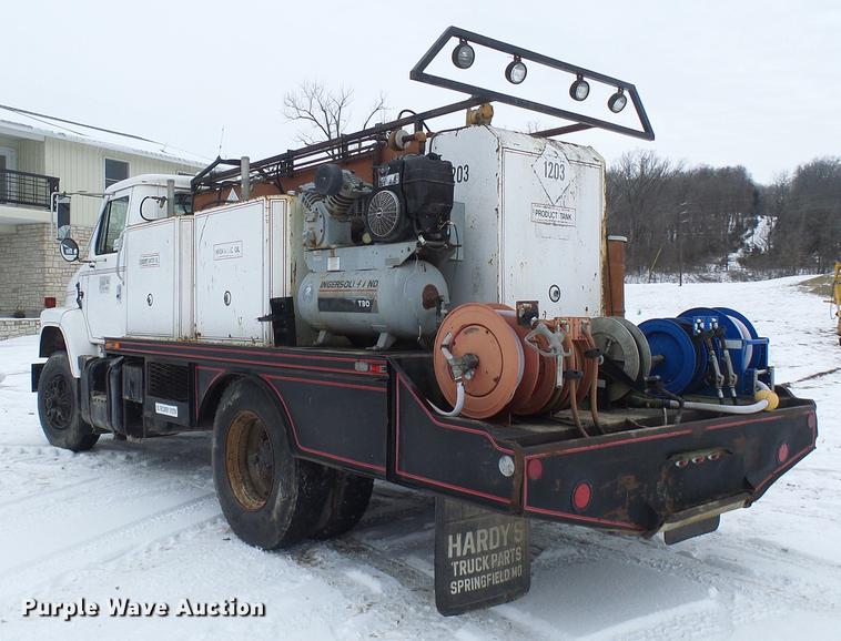 image for item DF7123 1986 International 2375 service truck