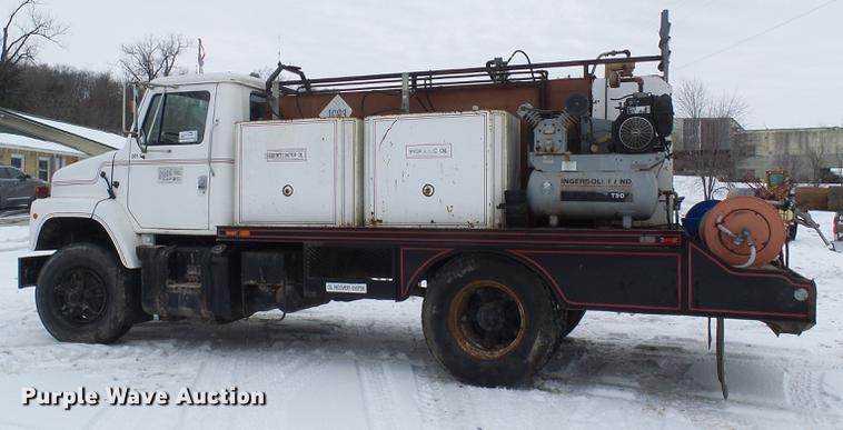 image for item DF7123 1986 International 2375 service truck